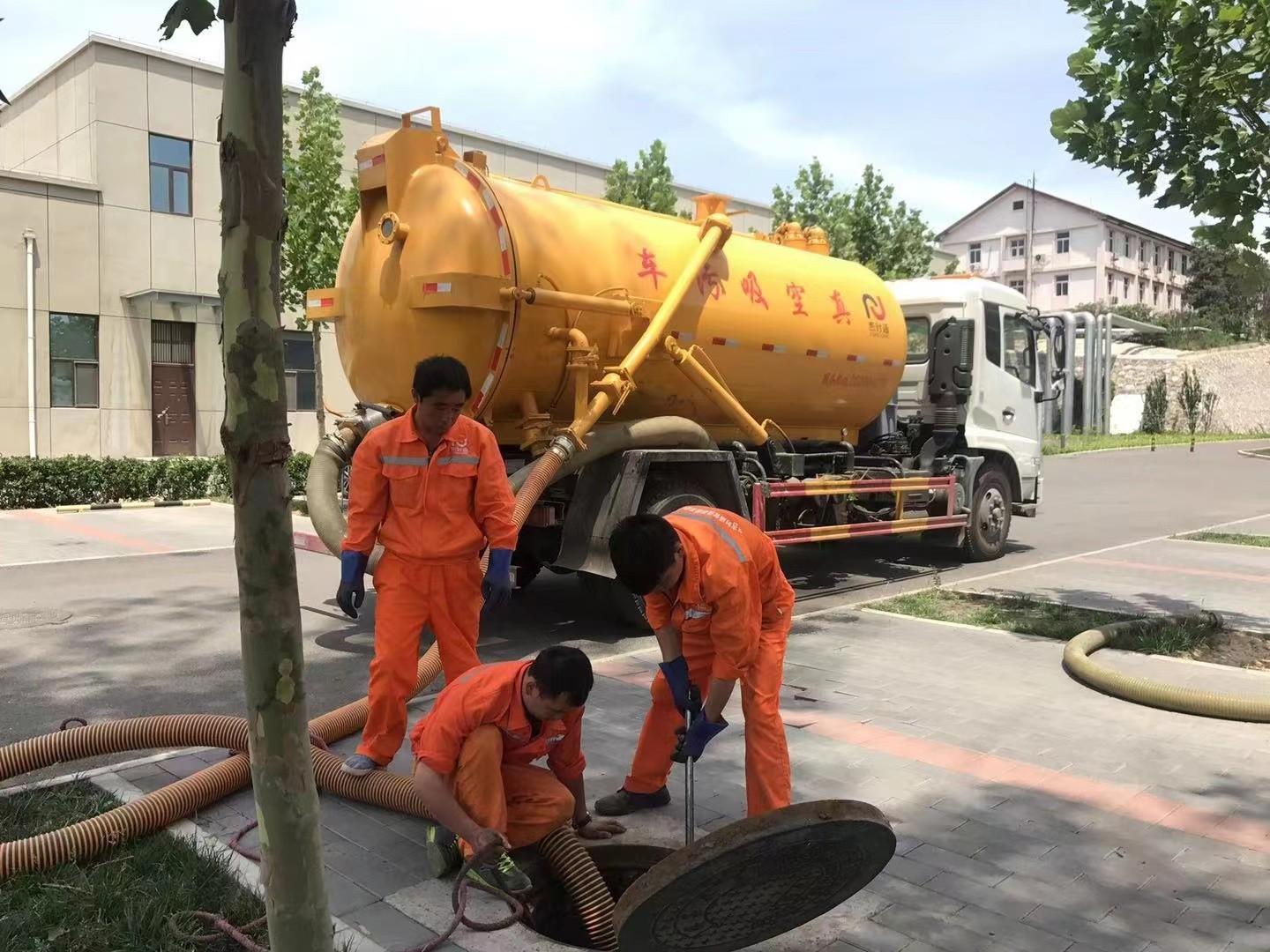 昭苏管道疏通车停在窨井附近