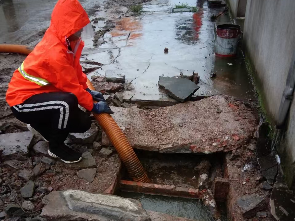 昭苏专业清理污水池 炜誉市政以规范流程守护城市 “肠道”