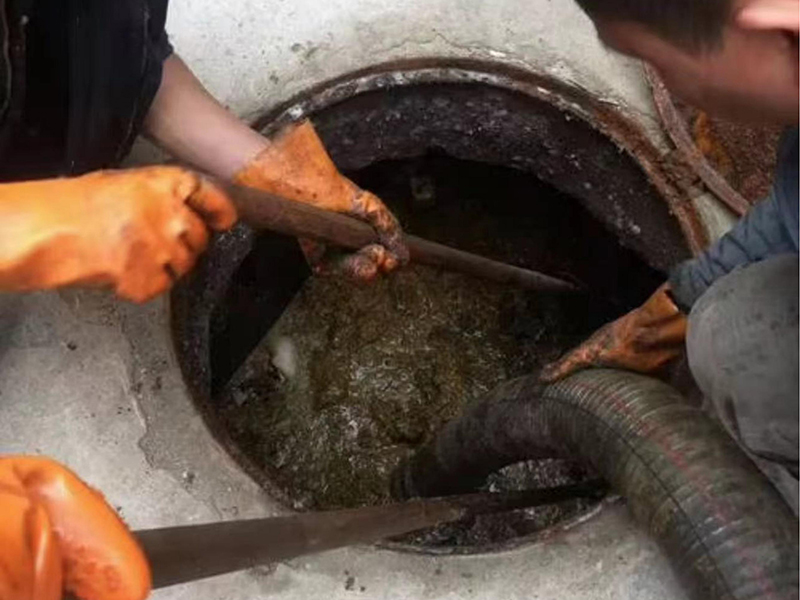 昭苏清理化粪池时如何避免沼气的危害？